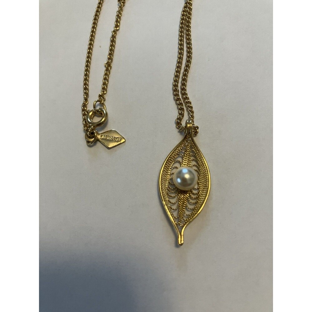 Sarah Coventry Gold Tone Filigree Leaf Pendant Necklace Faux Pearl 16-17"in